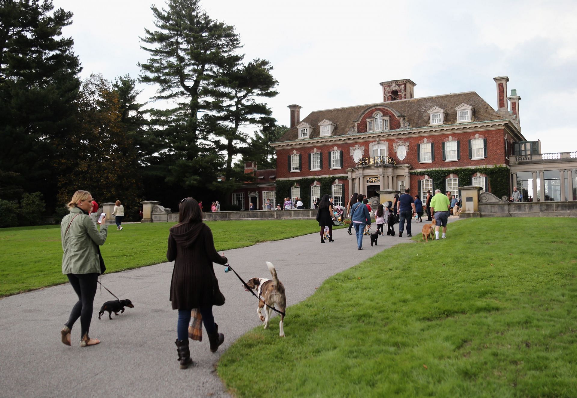 Old Westbury Gardens in New York (Image via Getty)